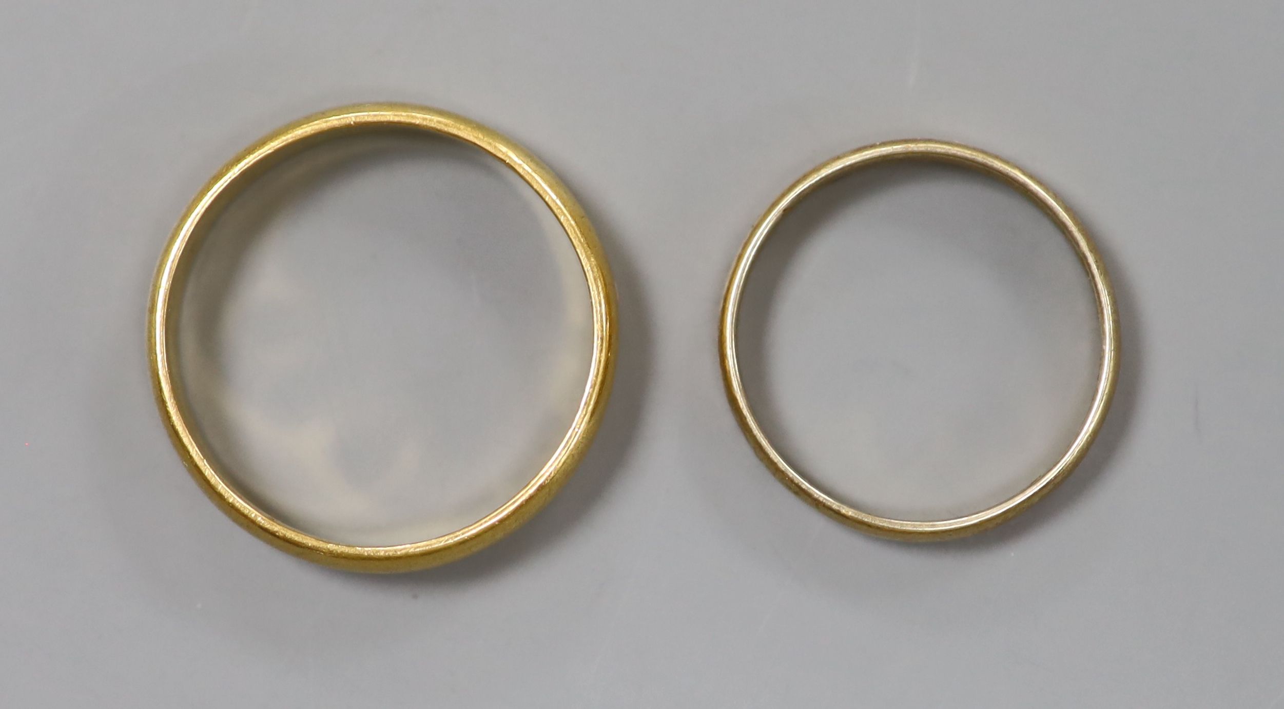 Two 22ct gold wedding bands, 7.7g